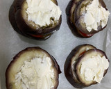 Foto del paso 1 de la receta: Berenjena con queso Philadelphia, miel y piñones