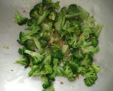 Foto langkah ke 3 dari resep Broccoli with garlic sauce.