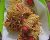 Foto langkah ke 4 dari resep Mie gulung sosis.
