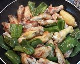 Foto del paso 1 de la receta: Alitas de pollo con pimientos