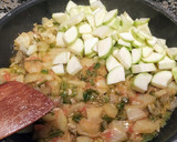 Foto del paso 3 de la receta: Merluza con calabacín y huevos cuajados