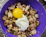 Foto del paso 4 de la receta: Tortilla de papa rosti rellena de muslitos de pollo, verdeo y champiñones 🥮