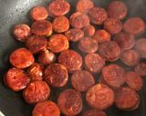 Foto del paso 4 de la receta: Chorizo al vino con patatas fritas
