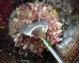 Foto langkah ke 6 dari resep Sayap Ayam Goreng Oseng Bawang.