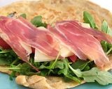 Foto del paso 4 de la receta: Piadinas con rúcula, tomate, jamón y queso