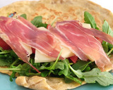 Foto del paso 4 de la receta: Piadinas con rúcula, tomate, jamón y queso