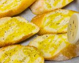 Hình bước làm 3 của món Crostini - bánh mì nướng cà chua phô mai kiểu Ý siêu dễ!