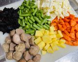Foto langkah ke 1 dari resep Sop Bakso Sayur.