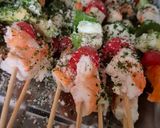 Une image de l'étape 2 de Brochettes fraîches de gambas façon méditerranéenne.