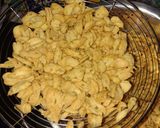 Foto langkah ke 6 dari resep Kue bawang gunting/ Kripik Bawang Renyah.