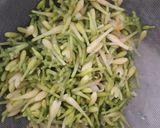 Foto langkah ke 2 dari resep Tumis bunga pepaya dan daun singkong.