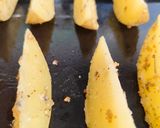 Foto langkah ke 4 dari resep Black Pepper Sausage & Potato Wedges.