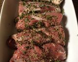 Foto del paso 3 de la receta: Lomo de cerdo con costra de pimientas y tomillo y reducción de balsámico