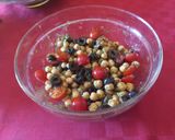 Foto del passaggio 5 della ricetta Insalata di ceci con pomodorini, olive nere e acciughe