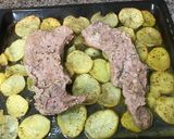 Foto del paso 3 de la receta: Secreto ibérico con miel al horno con patatas panaderas
