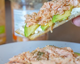 Foto del paso 1 de la receta: Tostadas de salmón salvaje y aguacate