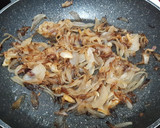 Foto del paso 4 de la receta: Tosta de espelta integral con cebolla confitada, calabacín y rulo de cabra