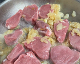 Foto del paso 4 de la receta: Solomillo con salsa de foie y brie trufado 🍖🥔