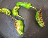 Foto del paso 1 de la receta: Arroz de gamba roja y pimiento de padrón