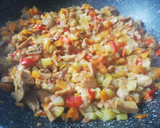 Foto del paso 3 de la receta: Pastel de coliflor con verduritas 🍅🥕🌶️ 🍄