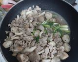 รูปขั้นตอนการทำที่ 4 ของ ผัดเห็ดใส่หมูสับ