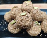 तिल गुड़ के लड्डू (Til-Gud Ladoo recipe in Hindi) रेसिपी चरण 5 फोटो