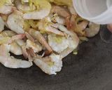 Foto langkah ke 3 dari resep Udang goreng mentega.