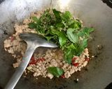 รูปขั้นตอนการทำที่ 5 ของ หมูสับคั่วพริกใบกระเพรา