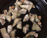 Foto del paso 3 de la receta: Alcachofas con gulas, gambas y jamón