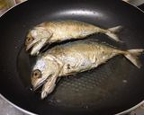 รูปขั้นตอนการทำที่ 4 ของ น้ำพริกกะปิ ไข่ชะอม ปลาทูทอด