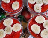 صورة لخطوة 2 من وصفة احلى مهلبية جلي بالفراولة 🍓من يد ملوكه
