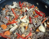 Foto del paso 6 de la receta: Revuelto de carne con verduras y salsa de ostras