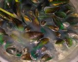 Foto langkah ke 2 dari resep Kerang hijau bumbu spesial.