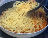 Foto del paso 6 de la receta: Espaguetis con butifarra, salsa de tomate, chocolate y vermut