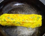Foto langkah ke 3 dari resep Tamagoyaki isi sosis (Telur Dadar Gulung).