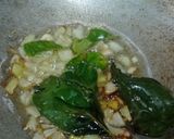 Foto langkah ke 2 dari resep Tumis Usus Ayam Pedas Asem Manis.