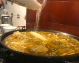 Foto del paso 10 de la receta: Arroz en paella,de pollo, ajos tiernos y habas, de la iaia Teresa