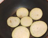 A picture of step 4 of Aubergine chips / baingan bhaja / Pan Chips.