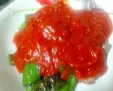 Foto del paso 2 de la receta: Fritada de pimientos con salchicha y queso de cabra fresco