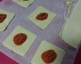 Foto del paso 2 de la receta: Canapés de hojaldre con pesto rojo y espárragos