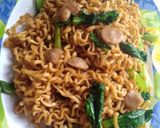 Foto langkah ke 3 dari resep Mie goreng praktis.