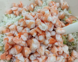 Foto del paso 3 de la receta: Ensalada de arroz basmati, langostinos, aguacate y coco 🦐 🥑 🥥