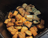 Foto del paso 2 de la receta: Picatostes con bordes de pizza en Airfryer