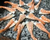 Hình bước làm 3 của món Sushi Tôm và Cá Hồi