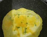 Foto langkah ke 3 dari resep Telur dadar gulung.