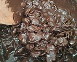 Foto langkah ke 2 dari resep Choco Cornflakes.