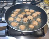 Foto del paso 17 de la receta: Hamburguesa de pescado estilo Sitka Alaska con guarnición de aros de cebolla y pepinillos fritos