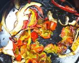 Foto del paso 1 de la receta: Puntillitas con salsa de pimientos asados y gambas