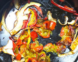 Foto del paso 1 de la receta: Puntillitas con salsa de pimientos asados y gambas
