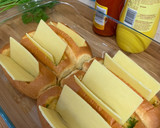 Foto langkah ke 2 dari resep Cheese Baked Hot Dog 🌭.